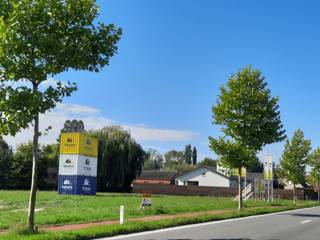 Ontdek deze moderne nieuwbouwwoning die we bouwen in Staden. Je hebt er alles binnen handbereik: winkels, scholen, openbaar vervoer, horecazaken en sportfaciliteiten. Bovendien woon je hier op amper 5 km van het bruisende centrum van Roeselare.
Deze vrijstaande woning beschikt over: een inkomhal met toilet, een woon- en eetkamer met veel lichtinval, een open keuken en een berging. Op de verdieping zijn er 3 slaapkamers, een badkamer (met bad, inloopdouche en dubbele wastafel), een berging en een afzonderlijk toilet. In de ruime west gerichte tuin wordt het volop genieten! Het gebruik van een warmtepomp, in combinatie met vloerverwarming en zonnepanelen zorgt ervoor dat jouw toekomstige energiefactuur onder controle blijft (E20).
Personaliseer jouw nieuwe woning door zelf de afwerkingsmaterialen te kiezen voor de keuken, badkamer, vloeren en binnendeuren. Op die manier creëer je een thuis die volledig aan jouw wensen voldoet. Neem vandaag nog contact met ons op om alle mogelijkheden te ontdekken!