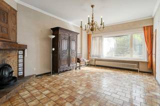 Indeling van de woning:<br /><br />Bij het betreden van het gelijkvloers komt u binnen in de riante inkomhal die toegang biedt tot de voormalige praktijkruimte, die perfect kan dienen als bureau, atelier of praktijk. Daarnaast beschikt deze verdieping over een ruime garage en biedt ze ook direct toegang tot de buitenruimte.<br /><br />Op de eerste verdieping bevindt zich het woongedeelte, bestaande uit een lichtrijke keuken en twee leefruimtes die naar eigen wens kunnen worden ingericht. Verder is er een apart gastentoilet en een dakterras.<br /><br />De tweede verdieping is voorzien van drie volwaardige slaapkamers en een badkamer. Wanneer u doorgaat naar de derde verdieping, treft u nog eens twee extra slaapkamers aan.<br /><br />Een eigendom met een indrukwekkend volume en een waaier aan mogelijkheden op een absolute toplocatie!<br /><br />Troeven: <br />- Aanwezigheid van een garage, midden in de stad<br />- Gunstig EPC-label C<br />- Volledig onderkelderd<br />- Uitstekende bereikbaarheid<br />- Tal van mogelijkheden! <br /><br />Meer info of interesse in een bezoek? <br />Contacteer Sarah Hanson - 0493 25 46 80 - sarah.hanson@dewaele.com<br /><br /><br />Bestuursmaatregelen in het maatregelenregister: in aanvraag
