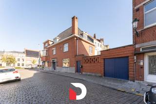 Maak kennis met dit karaktervol pand, gelegen op de hoek van de Elf-Julistraat en de Koningin Elisabethlaan in het centrum van Brugge. <br />Dit eigendom is ideaal voor iemand die wonen/werken wenst te combineren, vrije beroeper, kangoeroe-woonst, of een groot gezin. <br /><br />De benedenverdieping van deze woonst werd volledig gerenoveerd en omgevormd tot een appartement die beschikt over een gezellige leefruimte met open keuken, grote slaapkamer en annex moderne badkamer met inloopdouche. <br /><br />Op de eerste en tweede verdieping vinden we de "hoofdwoning" terug die op te frissen is. <br />Op niveau 1 is er een riante leefruimte met eethoek, afzonderlijke keuken en een eerste slaapkamer + badkamer. <br />Op niveau 2 vinden we dan nog 3 slaapkamers terug. <br /><br />De ramen van de volledige woonst werden wel reeds vernieuwd. <br /><br />Dit eigendom beschikt over een gezellige stadskoer met achterliggende garagebox/opslagruimte die via de openbare weg ook te bereiken is. Een troef op deze centrale locatie! <br /><br />Contacteer ons snel voor een bezoek aan dit eigendom via info@delbecque.immo of 050 45 03 45