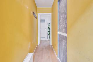 Just a stone’s throw from the centre of Ghent, you will find this quiet and cosy home. As soon as you enter, the long entrance hall leads you to...