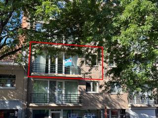 <p><span>Ruim appartement met 2 slaapkamers, terrassen, garagebox en kelder in het centrum van Mol</span></p><p><span> </span></p><p><span>Dit ruime en lichtrijke appartement is gelegen op de tweede verdieping van een verzorgd gebouw, voorzien van een lift, en bevindt zich op een uitstekende locatie in het centrum van Mol. </span></p><p><span>Winkels, horecazaken, scholen en andere voorzieningen bevinden zich allemaal op wandelafstand.</span></p><p><span>Via de inkomhal met vestiaireruimte betreedt u de ruime woonkamer, die dankzij de grote raampartijen geniet van een aangename natuurlijke lichtinval. </span></p><p><span>De parketvloer en sierhaard zorgen hier voor extra sfeer en karakter.</span></p><p><span>Aansluitend bevindt zich de semi-open keuken, die voorzien is van alle nodige comfort en beschikt over een praktische koele berging.</span></p><p><span> </span></p><p><span>Verder omvat het appartement een apart gastentoilet, een badkamer met ligbad en een douche.</span></p><p><span> Er zijn twee slaapkamers: één bijzonder ruime slaapkamer en een tweede slaapkamer die voorzien is van handige ingebouwde kasten.</span></p><p><span>Het appartement beschikt bovendien over zowel een terras aan de voorzijde als aan de achterzijde, waardoor u op verschillende momenten van de dag van de buitenlucht kunt genieten.</span></p><p><span>Tot slot zijn er een privatieve kelder en een garagebox onder het gebouw inbegrepen, wat zorgt voor extra bergruimte en comfortabel parkeren.</span></p><p><span> </span></p><p><span>Troeven:</span></p><ul><li><span>Zeer ruime en lichtrijke leefruimtes</span></li><li><span>2 slaapkamers</span></li><li><span>Lift aanwezig</span></li><li><span>Terras aan voor- én achterzijde</span></li><li><span>Semi-open keuken met koele berging</span></li><li><span>Badkamer met ligbad en douche</span></li><li><span>Ingebouwde kasten in de tweede slaapkamer</span></li><li><span>Privatieve kelder</span></li><li><span>Garagebox</span></li><li><span>Uitstekende centrale ligging in Mol</span></li><li><span>Alles op wandelafstand</span></li><li><span>Gunstige EPC-waarde</span></li></ul><p><span> </span></p><p><span>Een ideaal appartement voor wie ruim en comfortabel wil wonen op een centrale locatie in het hart van Mol!</span></p><p><span> </span></p>