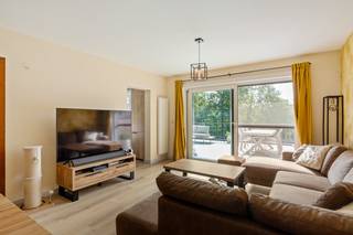 Op een uitstekende locatie nabij het centrum van Keerbergen situeert zich dit gerenoveerd appartement met 2 slaapkamers, ruim terras en garage. U bevindt zich hier op wandelafstand van winkels, scholen, horeca en het openbaar vervoer.<br /><br />Het appartement is gelegen op de eerste verdieping van een kleinschalig appartementsgebouw, te bereiken met een trap. We betreden het appartement via de lichtrijke leefruimte. Deze kan u inrichten met een gezellige zithoek en aparte eetplaats. Aanpalend bevindt zich de recente keuken, voorzien van kwalitatieve toestellen. De leefruimte geeft ons toegang tot het zuidgericht terras met een oppervlakte van maar liefst 33m². Hier kan u steeds in alle rust en privacy genieten van het mooie weer. Via de nachthal komen we aan de twee slaapkamers, een aparte toiletruimte alsook de recente badkamer, voorzien van lavabo en douchebad. De elektriciteit is conform, geen asbest aanwezig alsook een gunstige EPC score B. Het appartement is voorzien van een kelderberging, alsook een inpandige garage.<br /><br />Beschikbaar vanaf april/mei 2027. <br /><br />Dit is een uitstekende opportuniteit als u op zoek bent naar een gerenoveerd appartement met 2 slaapkamers, terras en garage nabij het centrum van Keerbergen. Contacteer ons voor meer informatie op 0472 82 80 66 of neem een kijkje op www.boonstravastgoed.be. <br /><br />Bijzonderheden: <br />- Centrale ligging<br />- Ruim terras 33m²<br />- Garage + autostaanplaats voor garagepoort