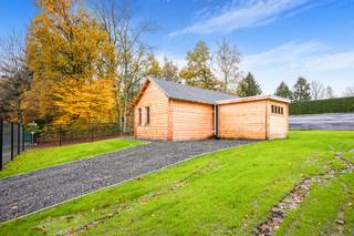 <span><strong>Charmant en instapklaar tiny house op rustige en bosrijke locatie in Hoeselt</strong></span><br />In een wereld waar eenvoud en bewust leven steeds belangrijker worden, biedt dit charmante tiny house in Hoeselt een unieke kans. Deze compacte en doordacht ingerichte unit bewijst dat comfortabel verblijven niet afhankelijk is van oppervlakte, maar van slimme indeling, kwaliteit en sfeer. Deze eigendom is ideaal als buitenverblijf, weekendverblijf of recreatieve uitvalsbasis voor wie houdt van minimalisme en rust.<br /><br /><strong>Omgeving</strong><br />Dit tiny house bevindt zich in een rustige en aangename omgeving in Hoeselt, waar u kunt genieten van privacy en een groene setting. Tegelijkertijd bevinden winkels, scholen en andere voorzieningen zich op korte afstand, wat zorgt voor een vlotte bereikbaarheid.<br />De omgeving leent zich uitstekend voor wandel- en fietstochten, waardoor u hier volledig tot rust kunt komen. Een ideale plek om even te ontsnappen aan de dagelijkse drukte.<br /><br /><strong>Indeling</strong><br />Binnenin wordt u verwelkomd in een knusse leefruimte die meteen een warm en huiselijk gevoel oproept. De ruimte is compact maar slim ingericht, waardoor elke vierkante meter optimaal wordt benut. Hier creëert u moeiteloos een gezellige zithoek en een kleine eetplaats.<br /><br />De keuken is praktisch geïntegreerd in de leefruimte en voorzien van de nodige faciliteiten, zodat u comfortabel kunt verblijven binnen een compacte setting.<br /><br />Verder is er een badkamer aanwezig, uitgerust met douche, lavabo en toilet. Deze is praktisch ingericht en afgestemd op recreatief gebruik.<br /><br />Aansluitend beschikt de unit over een aparte slaapkamer die rust en privacy biedt. Tot slot is er een  losstaande bergruimte voorzien, dewelke ingezet kan worden voor meerdere doeleinden. <br /><br />Dit tiny house is de perfecte keuze voor wie op zoek is naar een onderhoudsvriendelijk buitenverblijf in een rustige omgeving. Een unieke kans om comfortabel en efficiënt te genieten van rust en natuur in Hoeselt.<br /><br /><strong>Troeven</strong>
<ul>
	<li>Compact en efficiënt ingedeeld;</li>
	<li>Rustige ligging;</li>
	<li>Onderhoudsvriendelijk;</li>
	<li>Ideaal als recreatief verblijf. </li>
</ul>
<br />De nutsvoorzieningen dienen nog aangesloten te worden. Deze zijn nog niet voorzien.<br /><br />Wenst u graag meer informatie of een bezichtiging? Neem contact met ons op via het nummer <span><strong>+32 (0)89 23 44 22</strong></span> of mail naar <span><strong>info@immoverslegers.be</strong></span>!
