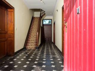 Aan de Bruulstraat 8, midden in de dorpskern van Haaltert, staat deze statige (voormalige) pastorie (beschermd bouwkundig erfgoed) op een uitzonderlijk perceel van 3.850 m².<br /><br />Het herenhuis ademt authenticiteit en grandeur uit en biedt tegelijk heel wat renovatie- en herbestemmingskansen. De ommuurde tuin, het koetshuis en de achtertuin geven het geheel een mooi cachet. <br /><br />De woning heeft heel wat historische allure: bouwjaar 1783 met tal van bewaarde elementen: hoge plafonds, sierlijsten, marmeren schouwen, eiken trap met authentieke balustrade en luik, enz.<br /><br />Er zijn royale leefruimtes en een grote geïnstalleerde keuken op het gelijkvloers, 5 slaapkamers, badkamer en dressingruimte op de verdieping en een grote zolder. Bovendien is er een kelder met twee voorraadruimtes.<br /><br />Bijgebouwen zijn wasplaats/bergingen, garage met kleine zolder in voormalige koetshuis. <br />
<div>
<p>Deze ruime voomalige pastorie biedt heel wat mogelijkheden tot herbestemming. Het pand is te renoveren en beschikt over een bijzonder mooie tuin/park. Dit pand biedt eventueel de mogelijkheid om aan de site een publieke of horecabestemming te geven. <span>De toekomstige invulling en de manier waarop de site wordt gebruikt zal hier van belang zijn (zie de verkoopsvoorwaarden bij downloads op de site www.aeygemsvastgoed.be)</span></p>
</div>
Ligging: zongerichte (ZO) tuin, diepe voortuin en grote afstand tot de straat—weinig inkijk. Vlotte bereikbaarheid via E40, en school, zorg en bushalte vlakbij.<br />Bij interesse contacteer Kristien: 0475496218