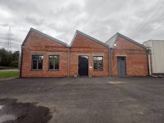 <p><span>Te huur: mooie </span><strong><span>polyvalente ruimte met kantoren van ongeveer 280 m²</span></strong><span>, gelegen aan Oudstrijdersstraat 56A in Sint-Pieters-Leeuw.</span></p>
<p><span>Het pand geniet van een praktische ligging nabij de Bergensesteenweg (N6) en de belangrijkste verkeersaders, met onder andere een vlotte verbinding naar de Brusselse Ring. De omgeving bestaat voornamelijk uit professionele, commerciële en dienstverlenende activiteiten en biedt een geschikte omgeving voor de ontwikkeling van een professionele activiteit.</span></p>
<p><span>De ruimte beschikt over een polyvalente indeling, waardoor verschillende werkruimtes kunnen worden ingericht volgens de behoeften van de activiteit. Er zijn onder meer </span><strong><span>ruime en functionele kantoren</span></strong><span>, die tal van gebruiks- en inrichtingsmogelijkheden bieden.</span></p>
<p><span>Het pand beschikt bovendien over </span><strong><span>3 parkeerplaatsen</span></strong><span>, een belangrijke troef voor personeel en bezoekers.</span></p>
<p><span>Een uitstekende opportuniteit voor een onderneming of professional die op zoek is naar een </span><strong><span>ruime, functionele en vlot bereikbare polyvalente ruimte met kantoren</span></strong><span> in Sint-Pieters-Leeuw.</span></p>
<p><span>Voor meer informatie of om een bezoek te plannen, kunt u gerust contact met ons opnemen.</span></p>