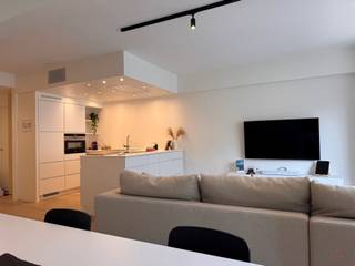 <p><span>Modern, bemeubeld appartement vlakbij de zeedijk te Oostende</span></p><p><span> </span></p><p><span>Geniet van een uitstekende ligging in Oostende, op slechts 50 meter van de zeedijk en op amper 400 meter van het bruisende stadscentrum.</span></p><p><span>Alle voorzieningen, winkels, restaurants en ontspanning bevinden zich binnen handbereik.</span></p><p><span>Dit 2-slaapkamer appartement werd recent gerenoveerd met oog voor kwaliteit en comfort, waarbij gebruik werd gemaakt van hoogwaardige materialen, waaronder een prachtige parketvloer.</span></p><p><span>Dit appartement wordt bemeubeld verhuurd.</span></p><p><span> </span></p><p><span>Een ondergrondse autostaanplaats is eveneens beschikbaar voor verhuur aan € 60 per maand, gelegen aan de Leopold I-laan.</span></p><p><span> </span></p><p><span>Indeling: inkomhal, toilet, badkamer, ruime woonkamer met open keuken, eerste slaapkamer met ensuite badkamer, tweede slaapkamer (stapelbed)</span></p><p><span> </span></p><p><span>Troeven:</span></p><p><span>- Hoogwaardige materialen</span></p><p><span>- Toplocatie</span></p><p><span> </span></p><p><span>Informatie:</span></p><p><span>- Beschikbaarheid: 15/01/2027</span></p><p><span>- Huurprijs: € 1.200 huur + € 130 syndicuskosten + € 45 nternet en TV = € 1.375/maand</span></p><p><span>- Huurwaarborg: 3 maanden huur</span></p><p><span>- Extra kosten: eenmalige koste ten laste van de huurder voor de plaatsbeschrijving</span></p><p><span> </span></p><p><span>Interesse? neem contact op met Yana via 09 227 08 90 of yana@heritagevastgoed.be</span></p><p><span> </span></p><p><span> </span></p><p><span> </span></p>