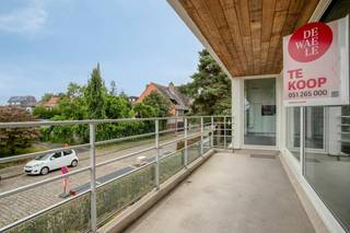 Lichtrijk en instapklaar 2-slaapkamerappartement met zonnig terras te koop in Rumbeke<br /><br />Zoekt u een instapklaar appartement op een uitstekende locatie? Dit lichtrijke appartement op de eerste verdieping van Residentie "Green Residence" combineert rustig wonen met een centrale ligging nabij de markt van Rumbeke, op wandelafstand van de Carrefour (200m), op een boogscheut van AZ Delta en op amper 5 minuten van het centrum van Roeselare.<br /><br />Deze kleinschalige residentie bestaat uit slechts 8 appartementen, wat zorgt voor een aangename en rustige woonsfeer. Het appartement heeft een bewoonbare oppervlakte van 90 m² en is voorzien van een zonnig terras van 10 m².<br /><br />Indeling van het appartement te koop:<br /><br />inkomhal | apart toilet | lichtrijke woonkamer met aansluitend open keuken | zonnig terras | 2 slaapkamers | (technische) berging<br /><br />Troeven op een rij:<br /><br />- Instapklaar & recent vernieuwd: recent geschilderd en voorzien van een vernieuwde keukenapparatuur.<br /><br />- Energiezuinig & conform: gunstig EPC (label A) en een blanco keuringsattest van de elektrische installatie.<br /><br />- Toplocatie: rustige dorpsomgeving met alle voorzieningen, winkels en AZ Delta vlakbij, gecombineerd met een vlotte bereikbaarheid.<br /><br />- Kleinschalig gebouw: gebouwd in 2014 en steed goed onderhouden. Lift aanwezig.<br /><br />Garage optioneel: mogelijkheid tot het bijkopen van een achterliggende garagebox <br /><br />Interesse in een bezoek of meer informatie? Neem vandaag nog contact op voor een afspraak!<br /><br />Bestuursmaatregelen in het maatregelenregister: nee