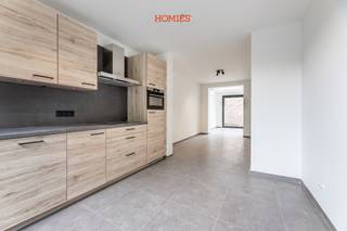 Wees welkom in deze recent gerenoveerde woning in hartje Leuven! Rustig gelegen doch dichtbij het bruisende centrum, is het zalig wonen. Je komt binnen in een aparte inkomhal met plaats voor een vestiaire. Deze hal leidt naar de open keuken die is uitgerust met alle nodige toestellen: inductiekookplaat, dampkap, oven, koelkast, vriezer en vaatwasser. Deze open ruimte vloeit voort in de ruime woonkamer, voorzien van grote raampartijen die bijdragen aan het ruimtelijk gevoel en zorgen voor veel lichtinval. Vanuit de leefruimte stap je uit op de zuidelijkgerichte koer / terras, waar u kunt genieten van de zon. In de leefruimte bevindt zich nog een afzonderlijke gang met toegang tot een apart toilet en een kelder voor extra bergruimte. Op de bovenverdieping vindt u een grote slaapkamer, een badkamer en een technische ruimte, die ook kan dienen als extra opbergruimte. De badkamer beschikt over een grote inloopdouche, dubbele wastafel en geeft toegang tot een tweede apart toilet. Nog een verdieping hoger bevindt zich de tweede en tevens grootste slaapkamer. Met zijn EPC-label A is deze woning zeer energiezuinig. Verder is er in elke ruimte airco voorzien voor zowel koeling in de zomer als verwarming in de winter. Bijkomende pluspunten zij de aanwezigheid van zonnepanelen en een warmtepomp. Kortom, een leuke opportuniteit om te wonen in de stad! Beschikbaar vanaf 01/08. Interesse? Aarzel niet ons te contacteren via info@homies.be.<br />
