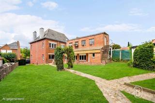 <p>Ruime woning met garage, tuin en tal van mogelijkheden aan de Valkenberg in Brakel.</p><p>Op een gegeerde locatie in Brakel, aan de bekende Valkenberg, bevindt zich deze ruime woning met tal van mogelijkheden. Dankzij de royale volumes, de veelzijdige indeling en de aangename tuin biedt deze eigendom een uitstekende basis voor wie op zoek is naar een ruime gezinswoning die volledig naar eigen smaak kan worden afgewerkt.</p><p>Bij het binnenkomen wordt u verwelkomd in de inkomhal. Rechts bevindt zich een ruime, veelzijdige kamer die tal van mogelijkheden biedt. Ze leent zich perfect als praktijk- of kantoorruimte voor een zelfstandige activiteit, maar kan evengoed worden ingericht als een comfortabele bureauruimte voor wie regelmatig van thuis uit werkt.</p><p>Achteraan bevinden zich de lichtrijke leefruimte en de ruime keuken, beide met een aangenaam zicht op de tuin. Verder beschikt het gelijkvloers over een praktische bijkeuken, een afzonderlijk toilet en een inpandige garage.</p><p>Via de tuin bereikt u bovendien een voormalige duiventil. Dankzij de aanwezige water- en elektriciteitsaansluitingen kan deze ruimte perfect worden ingericht als hobbyruimte, atelier, werkplaats of extra bergruimte.</p><p>Op de eerste verdieping bevinden zich vier ruime slaapkamers en een badkamer met toilet. Daarnaast beschikt de woning over een ruime zolder, die tal van extra mogelijkheden biedt en kan worden ingericht volgens uw eigen wensen.</p><p>Met haar ruime indeling, veelzijdige mogelijkheden en aantrekkelijke ligging aan de iconische Valkenberg is deze woning een uitstekende kans voor gezinnen, thuiswerkers en zelfstandigen die op zoek zijn naar een eigendom met toekomstpotentieel.</p><p>Troeven:<br />- Topligging<br />- Stevige constructie met betonnen verdiepingsvloeren<br />- Veel potentieel: grote ruimtes, vier slaapkamers, ruime zolder<br />- Mogelijkheid tot praktijk, thuiswerkplek of zelfstandige activiteit</p><p>Contacteer Femke via femke@immobeguin.be voor meer informatie of een bezoek.</p>