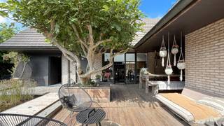 <article>
<div>
<div>
<div>
<div>
<div>
<div>
<p>Exclusieve villa met privé- en praktijkgedeelte – stijlvolle, prachtig aangelegde tuin...</p>
<p>In een rustige, residentiële wijk nabij Het Zoute bevindt zich deze unieke, architecturaal vormgegeven woning die op harmonieuze wijze wonen en werken combineert. Deze uitzonderlijke eigendom is uitermate geschikt voor wie een vrij beroep uitoefent of op zoek is naar een royale woning met polyvalente ruimtes.</p>
<p>Achter de statige gevel schuilt een indrukwekkend volume met een elegante inkomhal en vide, die meteen een gevoel van ruimte en licht creëert. Het gelijkvloers biedt een professioneel ingerichte praktijkruimte met wachtruimte en gastentoilet, volledig afgescheiden van het private woongedeelte. Op de verdieping bevindt zich een riante ruimte die momenteel dienst doet als fitness, maar zich perfect leent tot andere invullingen.</p>
<p>De leefruimtes stralen rust en comfort uit: een sfeervolle woonkamer en een aparte eetruimte geven beide uit op de prachtig aangelegde tuin. De aparte keuken is ruim en functioneel ingericht. Dankzij de grote raampartijen geniet u binnen van een constante verbondenheid met het groen buiten.</p>
<p>De tuin is zonder twijfel een van de grootste troeven van deze woning: zuidgericht, weelderig aangelegd en voorzien van verschillende terrassen, een zwemvijver, jacuzzi en zelfs een petanquebaan – ideaal voor ontspanning of het ontvangen van gasten in stijl.</p>
<p>Op de verdiepingen vindt u meerdere volwaardige slaapkamers, een dressing, badkamers en multifunctionele ruimtes, ideaal voor grote gezinnen of wie op zoek is naar extra privacy.</p>
<p>De woning beschikt over een ruime oprit, carport, fietsenstalling, een inpandige garage en extra parkeergelegenheid naast de woning – een absolute meerwaarde voor professionele doeleinden.</p>
<p>Een uitzonderlijke kans voor wie op zoek is naar een karaktervolle woning met praktijkruimte én een oase van rust in het groen, op slechts enkele minuten van het bruisende Knokke.</p>
</div>
</div>
</div>
</div>
</div>
</div>
</article>