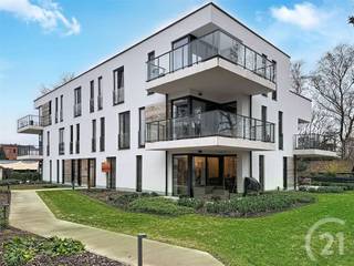 Recent nieuwbouw appartement op het gelijkvloers achterin gelegen in het centrum Tremelo.Het appartement beschikt over 2 lichtrijke slaapkamers, een...