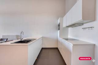 Loft-appartement (75m²) met één slaapkamer te koop in een voormalig fabrieksgebouw gelegen te Anderlecht. Het gebouw werd omgevormd naar lofts en opgeleverd in 2015. De hoge plafonds, het ruimte gevoel en het aangename terras van 15m² zijn slechts enkele troeven van dit appartement.Het appartement is als volgt ingedeeld: - ruime lichtrijke woonkamer met open keuken en aanpalend terras- keuken voorzien van al het nodige comfort: kookplaat, ingebouwde koelkast, oven en vaatwasmachine- toegang tot het terras van 15m²- apart toilet- één slaapkamer met en-suite badkamer voorzien van dubbele wastafel en douche- zithoek dewelke gebruikt kan worden als open bureau-ruimte- berging met aansluiting voor wasmachine- kelder n°25- staanplaats (buiten) n°46 (verplicht aan te kopen, niet inbegrepen in vraagprijs)Het appartement beschikt daarnaast over een zeer gunstig EPC-attest (label C) waardoor wordt voldaan aan de energetische normen opgelegd voor Brussel in 2033. Vraagprijs: 269.000 EUR + 20.000 EUR voor de staanplaats.Het appartement wordt momenteel verhuurd tot eind april 2026.Het appartement is gelegen in de nabijheid van openbaar vervoer (metro en bus) en op enkele minuten wandelen van grootwarenhuizen (Colruyt). In de buurt kan je ook terecht in het 'Bospark', een park van 5 hectare groot met o.a. een speeltuin voor kinderen.Wens je dit appartement graag te bezichtigen? Doe een aanvraag via www.dewaele.com of contacteer Danielle Kaluza via 0491 27 21 88.DISCLAIMER: Sommige afbeeldingen in deze presentatie zijn met AI gegenereerd om het potentieel van het pand te illustreren. Ze tonen niet de exacte, huidige staat. Aan deze beelden kunnen geen rechten worden ontleend.