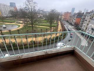 Mooi en lichtrijk appartement op de 5de verdieping met uniek zicht op Square Ambiorix. Ruime inkomhal met vestiaire en apart toilet...