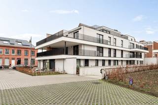 <p><span>Exclusief dakappartement op centrale locatie te Hoogstraten</span></p><p><span> </span></p><p><span>In het stijlvolle nieuwbouwproject Bloemenhof bevindt zich dit penthouse dakappartement met lichte leefruimtes, ruime terrassen en drie slaapkamers.</span></p><p><span> </span></p><p><span>Indeling</span></p><p><span>U betreedt het appartement rechtstreeks vanuit de lift of middels de trap tot in de inkomhal met gastentoilet en ruimte voor vestiaire, vervolgens betreedt u de ruime en lichte leefruimte met eetkamergedeelte, zitkamer en half open keuken met toegang tot de terrassen. Vanuit de keuken ook toegang tot een ruime berging of bijkeuken.</span></p><p><span>De nachthal geeft toegang tot een technische ruimte met berging, twee slaapkamers welke als bureel en logeerkamer kunnen worden benut en een hoofdslaapkamer met dressingruimte en een ruime volledig uitgeruste badkamer.</span></p><p><span> </span></p><p><span>De terrassen zijn bijzonder ruim (ca 75 m²!) en genieten optimale zon oriëntatie en zelfs zicht op de Catharinakerk!</span></p><p><span> </span></p><p><span>Nieuwbouwproject het Bloemenhof is gelegen in het centrum van Hoogstraten, met alle voorzieningen op loopafstand.</span></p><p><span>Het nieuwbouwproject bestaat uit 33 appartementen, 5 woningen, een ondergrondse parkeergarage en een bovengrondse fietsenberging.</span></p><p><span>Bloemenhof is tot in de puntjes afgewerkt en houdt rekening met de hedendaagse architectuur, energienormen, maximale privacy en een aangename, groene omgeving.</span></p><p><span> </span></p><p><span>De afwerking van de woongelegenheden kiest u volledig zelf conform de budgetten opgenomen in het lastenboek.</span></p><p><span> </span></p><p><span>2 autostaanplaatsen beschikbaar in de ondergrondse parking.</span></p><p><span> </span></p><p><span>Meer informatie beschikbaar via ons kantoor.</span></p><p><span> </span></p>