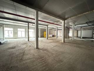 Located in the Tannat project in the heart of Molenbeek, this superb CASCO commercial space of 1,231 m² is integrated into a neighborhood...