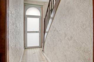 <p><span>Deze naar eigen smaak te renoveren woning is zeer centraal en gunstig gelegen, vlak bij het groengebied Gentbrugse Meersen.</span></p><p><span>In de dichte nabijheid van winkels, scholen, speelvoorziening voor kinderen,...</span></p><p><span>INDELING</span><span><br /><br />Gelijkvloers: inkomhal met berging onder de trap, leefruimte met zit -en eetplaats, keuken, wasplaats, badkamer<br />1ste verdieping: 3 slaapkamers, overloop<br />2de verdieping: zolder, te bereiken via vaste trap!<br />Tuin met terras</span></p><p><span>TROEVEN</span></p><p><span>Te renoveren naar eigen smaak en inrichting<br />Onmiddellijk vrij bij akte<br />Aangename tuin<br />Ruime zolder biedt heel wat uitbreidingsmogelijkheden<br />Dak is reeds gerenoveerd </span></p><p><span>INFO</span><span><br /><br />Verwarming op aardgas - geen CV<br />EPC: label 4, 422 kWh/m²<br />Stedenbouw: Vg - Wg - Gmo - Gvkr - Gvv<br />Watertoets: perceelscore C, gebouwscore A</span></p><p><span>De vermelde bewoonbare oppervlakte is de bruto oppervlakte zoals vermeld in het EPC-attest</span></p><p><span>Meer informatie? <br />Contacteer Emely: 0499/ 33 68 85 of emely@heritagevastgoed.be</span></p><p><span> </span></p>