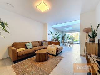 Energiezuinige woning voorzien van alle comfort.Deze woning werd volledig gerenoveerd volgens de huidige normen en is voorzien van zonnepanelen,...