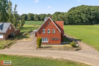 Welkom aan de Dennenweg 11 in Tielt-Winge!<br /><br />Ben je op zoek naar een open bebouwing met een fantastische ligging en een prachtig, rustgevend uitzicht?<br />Deze woning bevindt zich in een landelijke omgeving en biedt een adembenemend agrarisch zicht over de rondom liggende velden. Het unieke, diepe perceel biedt door zijn mooie grootte tal van mogelijkheden om hier je eigen groene oase te creëren waar je in alle privacy kunt genieten.<br /><br />Het pand beschikt over een uiterst solide basis. Hoewel de woning dient gerenoveerd te worden. Met de juiste gerichte ingrepen maak je van dit huis in een energiezuinige en gezellige thuis voor de toekomst.<br /><br /><br /><u><strong>INDELING:</strong></u><br /><strong>Gelijkvloers:</strong> hal, keuken, leefruimte, zitplaats, veranda, toilet, garage<br /><strong>1ste verdieping:</strong> 3 slaapkamers, badkamer <br /><strong>Zolder:</strong> zolderruimte bereikbaar via luik<br /><strong>Tuin:</strong> tuin, oprit met 5 staanplaatsen<br /><strong>Kelder:</strong> kleine kelder<br /><br />Ervaar zelf de vele voordelen van deze woning tijdens een persoonlijke rondleiding.<br />Maak vandaag nog je afspraak.<br />Mail naar info@immopersyn.be of bel 013 444 008.<br />