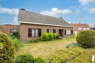 <p><span><strong>Degelijke en ruime gezinswoning in het centrum van Weelde met zicht op de molen en de kerk. Deze woning, op een zuidoost georiënteerd perceel van 855m², is praktisch ingedeeld met o.a. ruime inkomhal met vestiaire, leefkamer, keuken, zeer ruime bijkeuken, slaapkamer met en-suite badkamer op het gelijkvloers, inpandige garage en kelder, verdieping is ingericht met 3 ruime slaapkamers, energielabel D.</strong><br /><br />In het centrum van Weelde, met zicht op de molen en de kerk, bevindt zich deze degelijke en verrassend ruime gezinswoning op een zuidwest georiënteerd perceel van 855 m². De woning geniet van een praktische indeling, veel ruimte en een aangename tuin rondom, waardoor dit een uitstekende basis vormt voor wie op zoek is naar een woning met karakter en mogelijkheden. <br /></span><span>Bij het betreden van de woning komt u terecht in een ruime inkomhal met vestiaire. Van hieruit heeft u enerzijds toegang tot de leefruimte en anderzijds tot de slaapkamer op het gelijkvloers. <br />De woonkamer biedt voldoende plaats voor een gezellige zithoek aan de straatzijde en een eetkamer in de nabijheid van de keuken. Dankzij de vele raampartijen geniet u vanuit verschillende hoeken van een mooi zicht op de tuin en het terras. </span><span>De keuken bevindt zich centraal in de woning en biedt ruimte om samen met het gezin of gasten te tafelen. <br />Aansluitend bevindt zich een bijzonder ruime bijkeuken, gescheiden door de trappenhal naar de verdieping. Deze ruimte biedt tal van mogelijkheden en kan, mits de nodige inrichting, nog meer bij de leefruimtes betrokken worden. <br /></span><span>Verder beschikt het gelijkvloers over een slaapkamer met en-suite badkamer, een wasruimte met toegang tot de bijkeuken, een ruime inpandige garage en een kelder. Op de verdieping bevinden zich drie ruime slaapkamers, ideaal voor een gezin of voor wie extra ruimte zoekt voor bureau, hobby of logeerkamer.</span></p>
<p><span>Een bijkomende troef is de bereikbaarheid van de achtergevel en garage via Voorlaar, een doodlopende straat waar u veilig en vlot het terrein op en af rijdt.</span></p>
<p>Bijzonderheden:<br />- Degelijke woning<br />- Centrumgelegen Tilburg - Turnhout - Baarle Nassau<br />- Grote tuin<br />- Nieuwe gasketel<br /><br /></p>
