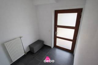 Nieuwbouw koppelwoning 2009 in een doodlopende straat met 3slpkmrs, bdkmr, open kkn, tuin, terras, ……EPC130kWh/m².<br /><br />Prachtige hoekwoning met alle luxe en comfort te Ieper in een doodlopende rustige woonwijk met grote oprit vooraan, omvattende o.a.<strong> </strong>
<ul>
	<li>Inkomhal</li>
	<li>Gastentoilet met lavabo</li>
	<li>Zeer mooie open moderne leefruimte</li>
	<li>Open keuken met kookfornuis op aardgas, mee geïntegreerd met de leefruimte waardoor je een groter open gevoel creëert</li>
	<li>Wasplaats/berging is in de grote garage met sektionale poort</li>
	<li>Groot terras</li>
	<li>Mooie private Zuidelijke tuin met groot tuinhok</li>
	<li>Oprit vooraan voor auto’s en een inpandige garage</li>
</ul>
1<sup>ste</sup> VERDIEP:

<ul>
	<li>Luxe badkamer met dubbel lavabomeubel, inloopdouche en 2<sup>de</sup> toilet</li>
	<li>3 afgewerkte slaapkamers</li>
	<li>Dressing</li>
</ul>
ZOLDER:

<ul>
	<li>Prachtige geïsoleerde zolder met Velux en OSB platen, toegankelijk via zolderluik</li>
</ul>
<br />Gelegen op een rustige plaats, op enkele minuten wandelen van het centrum, altijd parking aan de woning. Volledig modern van a…tot…z. Centrale verwarming op aardgas, conforme elektriciteit, dubbele beglazing, regenputwater,…….<br />Prima investering , ook voor verhuur.<br />Grondoppervlakte 352m². Bruikbare vloeroppervlakte ca.203m² (indicatief volgens het EPC). EPC 130kWh/m² - UC3109014 – Label B – geen renovatieplicht. Bouwjaar 2009. KI: €638,00. Asbestvrij. P-score en G-score: A. Bevindt zich niet in een risicozone voor overstromingen. Vrij bij akte en betaling.<br />Bel of mail voor afspraak info@immodebo.be of 0477/79.60.97 en reserveer alvast Uw bezichtiging<br /> 