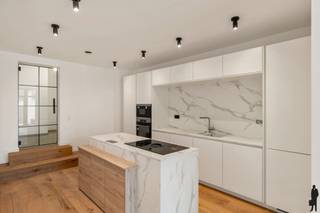 <p><strong><span>Prachtig gerenoveerd appartement met 2 slaapkamers en ruime tuin van 263 m² nabij het centrum van Mechelen.</span></strong></p>
<p><strong><span>BEKIJK ZEKER ONZE (VIRTUELE) GRONDPLANNEN EN ATTESTEN VOOR DE INDELING EN EXTRA INFORMATIE.</span></strong></p>
<p><span>Bent u op zoek naar een ruim en instapklaar appartement met een uitzonderlijk grote tuin op een toplocatie? Dan is dit prachtig gerenoveerde appartement zeker een bezoek waard. Met een bewoonbare oppervlakte van 115 m², een kwalitatieve totaalrenovatie in 2025, een zonnig zuidgericht terras en een privatieve tuin van maar liefst 263 m² combineert deze eigendom ruimte, karakter en hedendaags wooncomfort. Dankzij de ligging aan de stadsrand bevindt u zich bovendien op wandel- en fietsafstand van het bruisende centrum van Mechelen.</span></p>
<p><strong><span>ALGEMENE KENMERKEN:</span></strong></p>
<ul>
<li><span>Ruim, lichtrijk en karaktervol appartement</span></li>
<li><span>Bewoonbare oppervlakte van 115 m²</span></li>
<li><span>Kwalitatieve totaalrenovatie in 2025 met behoud van authentieke elementen</span></li>
<li><span>2 volwaardige slaapkamers</span></li>
<li><span>Ruime leefruimte met open keuken (50 m²)</span></li>
<li><span>Zonnig, zuidgericht terras en privatieve tuin van 263 m²</span></li>
<li><span>Open zicht op de Sint-Romboutskathedraal</span></li>
<li><span>Inclusief fietsenstalling</span></li>
<li><span>Autostaanpaats optioneel bij aan te kopen</span></li>
<li><span>Gelegen aan de stadsrand, op wandel- en fietsafstand van het centrum van Mechelen</span></li>
<li><span>Vlotte bereikbaarheid via winkels, scholen, openbaar vervoer en de E19</span></li>
</ul>
<p><strong><span>TECHNISCHE KENMERKEN:</span></strong></p>
<ul>
<li><span>Gunstige EPC-score: 166 kWh/(m²/jaar) – Label B</span></li>
<li><span>Elektrische installatie conform AREI</span></li>
<li><span>Asbestveilig</span></li>
<li><span>Verwarming op aardgas</span></li>
</ul>
<p><strong><span>INDELING:</span></strong></p>
<ul>
<li><span>Inkomhal</span></li>
<li><span>Ruime en lichtrijke leefruimte met open keuken (50 m²)</span></li>
<li><span>Moderne badkamer met douche, dubbele lavabo en toilet (8,5 m²)</span></li>
<li><span>Aparte wasplaats (4,5 m²)</span></li>
<li><span>Eerste slaapkamer (12 m²)</span></li>
<li><span>Tweede slaapkamer (11 m²)</span></li>
<li><span>Zonovergoten terras en privatieve tuin (263 m²)</span></li>
</ul>