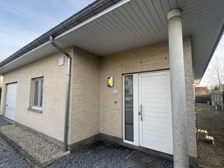 Deze ruime woning is gelegen op een rustige en aangename verkaveling, ideaal voor wie houdt van privacy en een ontspannen woonomgeving. Met...