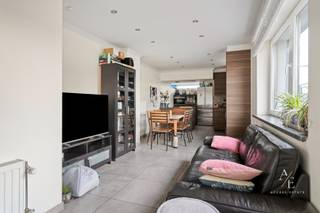 Op de Borsbekestraat 156 ontdek je eenstijlvol vernieuwde woning die comfort, energiezuinigheid en gezellig wonen perfect combineert. Dankzij de...