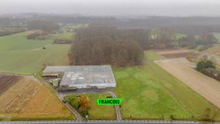 Langs een vlot bereikbare invalsweg in Wetteren bevindt zich deze bijzondere eigendom, volledig zonevreemd gelegen in agrarisch gebied, met een...