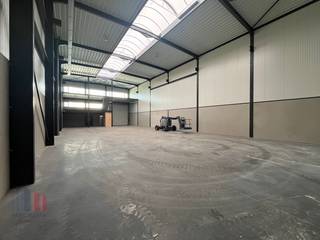 Excellente unité PME nouvellement construite d'une superficie de +/- 490 m² à louer, à peine à 2,1 km de la Hendrik Consciencelaan (N9) avec...