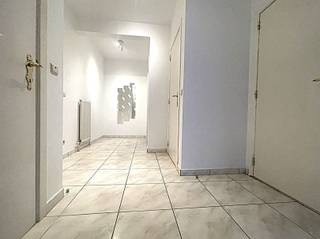 Zeer mooi ruim appartement met garage , autostaanplaats en terrasDit aantrekkelijke appartement bevindt zich in Residentie Jozef Haydn, op de eerste...