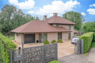 <p>Cette villa exclusive située à Dilbeek bénéficie d’un emplacement particulièrement calme au bout d’une rue sans issue, dans un quartier résidentiel prisé, sur un magnifique terrain de 10a86. À proximité immédiate du centre, de la gare, des transports en commun et de nombreuses commodités, cette propriété allie parfaitement confort moderne, intimité et finitions haut de gamme.</p><p>Derrière le portail automatique, vous accédez à la propriété où plusieurs possibilités de stationnement sont prévues. Le hall d’entrée dispose d’un vestiaire intégré ainsi que de toilettes séparées pour les invités. Le spacieux séjour baigné de lumière séduit immédiatement par son atmosphère chaleureuse, son feu au gaz et ses grandes baies vitrées offrant une belle ouverture sur le jardin. La salle à manger communique harmonieusement avec la cuisine entièrement équipée, réalisée avec des matériaux de qualité et pensée pour un confort quotidien optimal.</p><p>La maison dispose également d’une buanderie pratique ainsi que d’un garage pour une voiture avec porte automatique. Au demi-niveau, un bureau offre un espace idéal pour le télétravail ou peut aisément être aménagé en chambre supplémentaire.</p><p>L’un des grands atouts de cette villa est sans aucun doute sa magnifique piscine intérieure chauffée avec douche, sanitaires et toilettes. Cet espace bien-être bénéficie d’une agréable vue sur le jardin soigneusement entretenu et la terrasse aménagée.</p><p>Le premier étage comprend trois chambres confortables, dont une vaste suite parentale avec salle de douche privative. Une seconde salle de douche avec douche à l’italienne et toilettes complète ce niveau. Au dernier étage, vous découvrirez encore une chambre supplémentaire ou un espace hobby avec accès au grenier.</p><p>Cette villa a également été équipée des dernières technologies pour garantir un confort optimal au quotidien. Vous y trouverez notamment un système domotique complet, la climatisation dans toute la maison, un système d’alarme, du vitrage chauffant, une nouvelle installation de chauffage ainsi qu’une borne de recharge pour véhicule électrique.</p><p>À l’extérieur, vous profitez d’une superbe terrasse aménagée et d’un jardin parfaitement entretenu offrant une grande intimité, idéal pour se détendre en toute tranquillité.</p><p>Cette villa prête à emménager à Dilbeek séduira les amateurs d’espace, de luxe et de confort moderne. Contactez-nous pour organiser une visite et découvrir tout le potentiel de cette propriété exceptionnelle.</p>