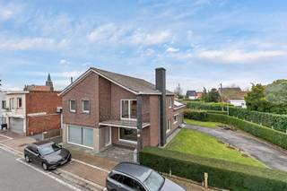 Deze woning was initieel ingericht als handelshuis en beschikt maar liefst over 273m2 bewoonbare oppervlakte waardoor deze woning zeer geschikt...