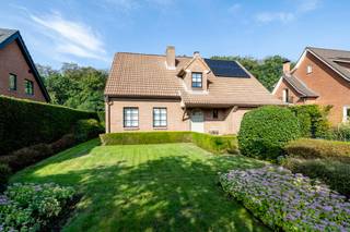 <p><strong>Instapklare woning op 1.440 m² met 4 slaapkamers in Oostmalle!</strong></p>
<p>Op zoek naar een <strong>ruime, instapklare én energiezuinige gezinswoning</strong> op een centrale locatie in Oostmalle? Deze goed onderhouden open bebouwing op een perceel van maar liefst <strong>1.440 m²</strong> biedt volop ruimte, comfort en privacy.</p>
<p><strong>Troeven in de kijker </strong></p>
<ul>
<li>4 slaapkamers en een bewoonbare oppervlakte van 219 m²</li>
<li>Ruime westgerichte tuin</li>
<li>EPC label B</li>
<li>Zonnepanelen met een opbrengst van ca. 6.000 kWh/jaar</li>
<li>Thuisbatterij van 10 kWh</li>
<li>Energiezuinige Vaillant condensatieketel</li>
<li>Volledig uitgeruste keuken</li>
<li>Badkamer met douche én ligbad</li>
<li>Ruime woonkamer</li>
<li>Tal van recente vernieuwingen: buitenschrijnwerk (2016), badkamer en vloeren (2017), verwarmingsinstallatie (2025), zonnepanelen (2023), thuisbatterij (2024), tuinverlichting en poort (2024)</li>
<li>Park De Renesse in je achtertuin</li>
<li>Gelegen op een niet-overstromingsgevoelig perceel</li>
</ul>
<p><strong>Indeling</strong></p>
<p>Op het gelijkvloers bevinden zich een inkomhal, ruime woonkamer, volledig uitgeruste keuken, vernieuwde badkamer, apart toilet en garage. De verdieping beschikt over 4 slaapkamers. De zolderverdieping loopt over de volledige woning.</p>
<p>Buiten geniet u van een prachtig aangelegde, westgerichte tuin met tuinhuis, verlichting en voldoende ruimte voor ontspanning en spel.</p>
<p>Een ruime gezinswoning waar u zonder werken kunt intrekken, met bovendien heel wat recente investeringen en een uitstekende ligging aan park De Renesse.</p>
<p>Interesse? Neem contact op met FLOR Vastgoed via info@flor-vastgoed.be en ontdek deze woning tijdens een bezoek.</p>