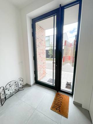 Deze recente woning ligt op een zeer rustige locatie, toch alles dichtbij.Indeling van de woning:- inkom met gastentoilet- ruime woonkamer met hoge...