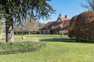 Gelegen in een groene en rustgevende omgeving te Deerlijk, biedt deze unieke voormalige conciërgewoning uit 1953 een uitzonderlijke combinatie van ruimte, karakter en privacy. <br /><br />Met een royale bewoonbare oppervlakte van maar liefst 354 m² en gesitueerd op een indrukwekkend perceel van meer dan 5.000 m², vormt dit eigendom een zeldzame kans voor wie op zoek is naar groots wonen in het groen.<br /><br />Het pand beschikt over een doordachte indeling met onder meer vier volwaardige slaapkamers en een ruime badkamer. De royale leefruimtes bieden tal van mogelijkheden om het interieur naar eigen wens en hedendaags comfort vorm te geven, dit met een prachtig zicht op de rondomliggende natuur.<br /><br />Het absolute kroonjuweel van de woning is het uitgestrekte, privatieve domein dat aanvoelt als een uniek eigen parkgebied. Hier geniet u van volledige rust, volwassen beplanting en een overvloed aan buitenruimte. <br /><br />Een karaktervol en volumineus domein met parktuin, waar privacy en ontspanning centraal staan.
