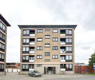 Op zoek naar een ruim appartement op een gunstige ligging nabij het centrum van Sint-Niklaas? Dan is dit appartement in de Peter Benoitstraat 54 mogelijks wat je zoekt.<br /><br />Het appartement is gelegen op de vierde verdieping en makkelijk te bereiken via de lift. <br /><br />Het appartement beschikt over een praktische indeling met een inkomhal, een lichtrijke leefruimte en een terras. De keuken sluit aan op een handige berging. Verder zijn er nog twee extra bergruimtes aanwezig in de hal, een apart toilet en een badkamer uitgerust met douche en lavabomeubel.<br /><br />Daarnaast omvat het appartement twee volwaardige slaapkamers.<br /><br />Mogelijkheid tot aankoop van een afgesloten garagebox aan €15.000.<br /><br />Gelegen nabij winkels, openbaar vervoer en het centrum van Sint-Niklaas, combineert dit appartement comfort met een uitstekende bereikbaarheid.<br /><br />Interesse? Plan je bezoek in via info@immo-jet.be.