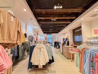 TE HUUR, ZEER RUIM en veelzijdig handels- en commercieel pand in het centrum van OudenaardeOntdek dit uitzonderlijke...