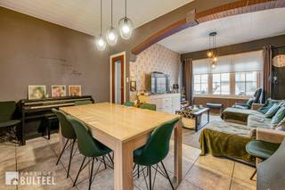 Deze charmante woning met oprit is gelegen op een bijzonder gunstige locatie aan de rand van Sint-Niklaas en vormt een ideale opportuniteit voor...