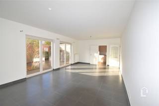 Ruim, recent gelijkvloers appartement in centrum Sint-Denijs-Westerm Het appartement is gelegen in het dorp van Sint-Denijs-Westrem, dichtbij alle...