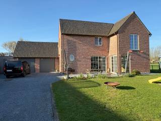Deze alleenstaand woning bereikt u, verscholen van de straat via een private oprit.<br /><br />De woning en tuin zijn ZUIDGEORIËNTEERD. De ligging biedt u een vlotte verbinding met de kust, Brugge en het binnenland.<br /><br />De woning werd oerdegelijk gebouwd en voorzien van o.a. natuursteenvloeren, parket,...<br /><br />Indeling:<br />-Gelijkvloers: inkom met gastentoilet, lichtrijke en zongerichte leefruimte met zithoek (houthaard) en eetplaats, uitgeruste open keuken met eiland, toegang tot de kelder en bureau op de voute boven de kelder, berging, hal en dubbele garage met zolder boven.<br />-Eerste verdieping: 3 slaapkamers, dressing, badkamer (met ligbad, inloopdouche, lavabomeubel) en apart toilet.<br />-Zolder: bergzolder (met isolatie in vloer).<br /><br />Buiten: oprit, voor- en zijtuin, achtertuin met houtberging en carport. Het perceel is volledig afgesloten.<br /><br />Energiezuinigheid: de woning is gebouwd met vloer- muur- en dakisolatie, dubbele beglazing, ventilatie D, condensatieketel, 2 regenwaterputten van 5000L,..<br /><br />Van deze alleenstaande woning op 850m² met open zicht uw nieuwe thuis maken?<br /><br />Contacteer Bonne Vastgoed 7 op 7 voor meer info via 0468/10.40.40 of info@bonnevastgoed.be