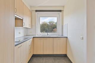 Perfect onderhouden, ruim 2-SLAAPKAMERapp. met 2 TERRASSEN op TOPLOCATIE met uiterst vlotte bereikbaarheid. Dit app (2°V) is in onberispelijke staat en huist in een verzorgde residentie met lift. Omvat: inkomhal met vestiaire en toilet, royale lichtovergoten living (grote raampartijen + parketvloer) met toegang tot het terras vooraan (met elektrische zonneluifel en zicht op het groen), ingerichte keuken (voorzien van: vaatwas, dubbele gootsteen, combi-oven, ijskast, inductiekookplaat, dampkap), 2 ruime slaapkamers, zonnig terras achteraan, vernieuwde badkamer (inloopregendouche, lavabomeubel, aansluiting wasmachine). Super locatie: vlakbij winkels, station, openbaar vervoer, centrum, invalswegen... Extra troeven: GOEDGEKEURDE ELEKTRICITEIT, dubbel glas in PVC, parlofoon, waterontharder, private KELDERberging. Mogelijkheid tot aankoop GARAGEBOX achterliggend het gebouw voor 30.000 EUR. Enkel uw meubels ontbreken nog!