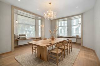 <p>Deze karaktervolle woning combineert authentieke elementen met verrassend veel ruimte en tal van mogelijkheden. Met maar liefst <strong>vijf slaapkamers, een garage, buitenterras en een volledige kelder</strong> is dit een pand met bijzonder veel potentieel.</p>
<p>Binnenin springen de authentieke details meteen in het oog, waaronder de prachtige <strong>Congolese houten deuren met loodglasramen</strong>, die de woning een unieke uitstraling geven.</p>
<p>Een belangrijke extra troef is de reeds <strong>goedgekeurde bouwvergunning voor de verbouwing tot kantoorruimte en duplexappartement</strong>. Hierdoor is het pand niet alleen interessant als ruime gezinswoning, maar ook voor wie wonen en werken wil combineren of op zoek is naar een eigendom met verschillende invullingsmogelijkheden.</p>
<p>Op het gelijkvloers bevinden zich een ruime keuken (12 m²), een lichtrijke leefruimte (21 m²) en een moderne badkamer (5 m²). De eerste verdieping telt drie volwaardige slaapkamers (10 m², 10 m² en 16 m²) en een kleinere kamer van 6 m². Op de tweede verdieping bevinden zich nog twee kamers van 9 m² en 11 m², aangevuld met een ruime zolder van 23 m².</p>
<p>Ook de <strong>centrale ligging</strong> vormt een absolute meerwaarde. Het station en verschillende bushaltes bevinden zich op wandelafstand, net als winkels, scholen en tal van dagelijkse voorzieningen. Voor wie graag even de rust opzoekt, ligt ook het <strong>Egmontpark</strong> vlakbij, met zijn groene omgeving, wandelpaden en speelzones.</p>
<p>Een authentiek pand met ruimte, karakter én toekomstmogelijkheden. <strong>Ontdek zelf het potentieel en plan vandaag nog uw bezoek!</strong></p>
