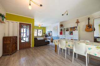 <p>Deze woning in de Edward Claessenslaan 44 beschikt over drie slaapkamer en een aangename zuidgerichte tuin.</p>
<p><strong>Er werden al heel wat renovaties uitgevoerd.</strong><span> </span>De water- en gasleidingen zijn vernieuwd, de woning beschikt over een recente keuken en badkamer en ook het dak werd vernieuwd en geïsoleerd.</p>
<p>Op het<span> </span><strong>gelijkvloers</strong><span> </span>bevindt zich de inkomhal, woonkamer, eetkamer, keuken, badkamer en ruime bergruimte. De<span> </span><strong>eerste verdieping</strong><span> </span>telt een nachthal en twee ruime slaapkamers. Op de<span> </span><strong>tweede verdieping<span> </span></strong>bevindt zich de derde slaapkamer.</p>
<p>Enkele<span> </span><strong>troeven</strong><span> </span>op een rij:<br />- Asbestveilig<br />- geen renvatieplicht (EPC C)<br />- Dak vernieuwd en geïsoleerd<br />- Gas- en waterleidingen vernieuwd<br />- Aangename omgeving</p>
<p>Een degelijke woning met drie slaapkamers, een zuidgerichte tuin en heel wat belangrijke renovaties achter de rug -<span> </span><strong>must visit.</strong></p>
<p>Plan jouw bezoek in via 0492 83 88 19 of jarno@groepvanhaute.be.</p>