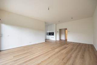 <p>Dit gebouw onderging zopas een volledige renovatie van kop tot teen rekening houdend met de actuele EPB-eisen voor een renovatie. Je kan dus zeker zijn dat je een zeer energiezuinig appartement zal huren. Er is een fietsenberging aanwezig in het gebouw. Het appartement is net klaar en werd bijgevolg nog niet bewoond sinds de renovatie!</p><p>Indeling: We betreden het appartement in een aangename inkomhal. Doorheen het appartement vinden we Coretec PVC vloer terug met de look van parket maar ook nog eens vochtbestendig en dempend. Vooraan zijn er 2 grote slaapkamers terug te vinden met ernaast een dressing (of bergruimte). Er is een ruime wasplaats met toilet en ruimte voor wasmachine en droogkast. De badkamer is ruim en voorzien van een inloopdouche, toilet, dubbele lavabo, handdoekradiator en verwarmde spiegel.</p><p>De leefruimte is zeer ruim en lichtrijk dankzij het grote schuifraam naar het terras. De open keuken is voorzien van een stenen werkblad, enkele spoelbak, inductievuur, microgolf, oven, vaatwas en grote koelkast met vriesvak. Grootste troef is het zuidwest-gericht terras.</p><p>Bent u de eerste om dit appartement te betrekken na renovatie? Maak snel uw afspraak via 03/459.89.59 of pascal@altro-vastgoed.be.</p>