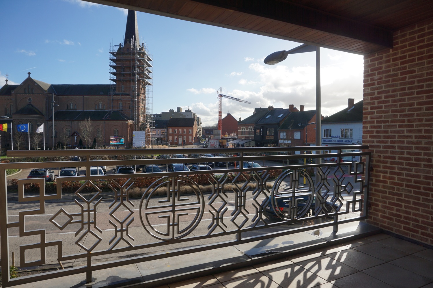 Ruim appartement van 110 m² met 2 slaapkamers, lift, 2 autostaanplaatsen en twee terrassen in het centrum van Paal - foto 4