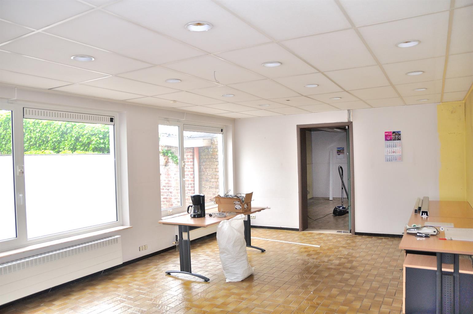 Een commercieel gelegen kantoor- of praktijkruimte + garage - foto 3