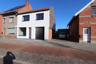 INDELINGGELIJKVLOERSInkomhal. Woonkamer met zithoek. Traphal.Keuken voorzien van aardgaskookplaat met oven en afzuigkap.Badkamer voorzien van...