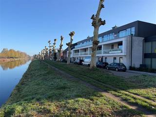 Nieuwbouw penthouse met zicht op "de vaart" Prachtig ruim nieuwbouw dakappartement met 3 slaapkamers, zeer breed zicht op de "vaart" en zowel vooraan...