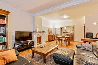 <p>In de dorpskern van Neeroeteren gelegen halfvrijstaande woning met 2 slaapkamers. Deze woning met bouwjaar 1947 is voorzien van centrale verwarming op stookolie met radiatoren en gedeeltelijk houten, gedeeltelijk pvc ramen met dubbele beglazing, waarvan nog één raam voorzien is van enkele beglazing. Daarnaast beschikt de woning over een gezellige tuin met terras, ruime veranda en een vrijstaande garage die bereikbaar is via de achtergelegen weg. Dankzij haar ligging aan Scholtisplein, pal in de dorpskern van Neeroeteren, liggen scholen, bank, winkels, horeca, enz. binnen handbereik.<br /><br /><span>Dit pand is onderworpen aan de renovatieverplichting van de Vlaamse overheid voor residentiële gebouwen (behoudens bij sloop binnen 5 jaar na de aankoop). Consulteer voor meer informatie de website van het Vlaams Energie- en Klimaatagentschap via https://www.vlaanderen.be/een-huis-of-appartement-kopen/renovatieverplichting-voor-residentiele-gebouwen<br /><br /><br /></span>Indeling:<br /><br />Gelijkvloers: Keuken (± 11 m²) die ingericht is met onder- en bovenkasten, anderhalve spoelbak, elektrische kookplaat en koelkast; woonkamer (± 37,8 m²), wasruimte (± 9,3 m²), veranda (± 30,4 m²) die uitgerust is met bijkeuken; cv-ruimte (± 3,7 m²), hal (± 3,2 m²), badkamer (± 5,8 m²) die ingericht is met een meubel met enkele spoelbak, spiegel, douche en toilet; tuin en vrijstaande garage (± 34,2 m²).<br /><br />1<sup>e</sup> verdieping: Nachthal (± 5,5 m²), toilet (± 1,1 m²) en 2 slaapkamers (± 20,3 m² en ± 14,9 m²).<br /><br />Kelder: 2 voorraadruimtes (± 7 m² en ± 5 m²).</p>