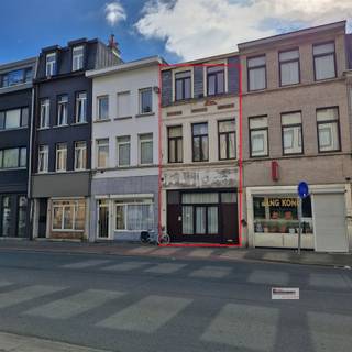 Opbrengsteigendom bestaande uit handelsgelijkvloers en duplexappartement. Centraal gelegen, makkelijk verhuurbaar. Indeling: Gelijkvloers:  inkomhal,...